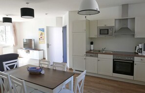 Een koelkast, een magnetron, een oven, een vaatwasser
