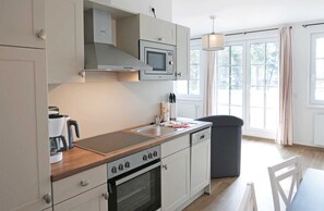 Kjøleskap, mikrobølgeovn, ovn og oppvaskmaskin