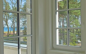 A room with large windows offering views of trees and a body of water. - Baabe Inselparadies Fewo Ralswiek Ref. 213719 u 7 - Fewo Ralswiek Ref. 213719 u 7 (Sellin)