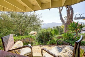 An outdoor seating area with wicker chairs and a view of mountains. - 16 Mi to Beaches & Wineries! Chic Peaceful Retreat (Santa Paula)