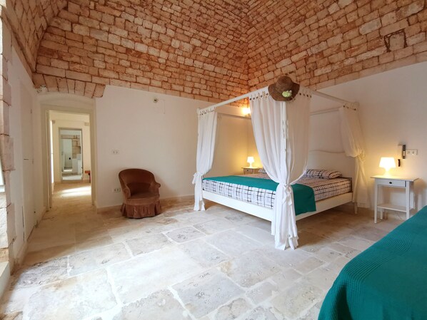 6 Schlafzimmer, Bügeleisen/Bügelbrett