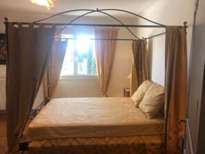 Blackout curtains, free WiFi, bed sheets