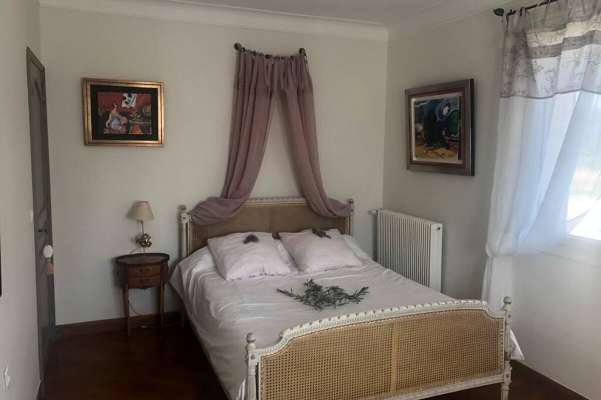 Blackout curtains, free WiFi, bed sheets