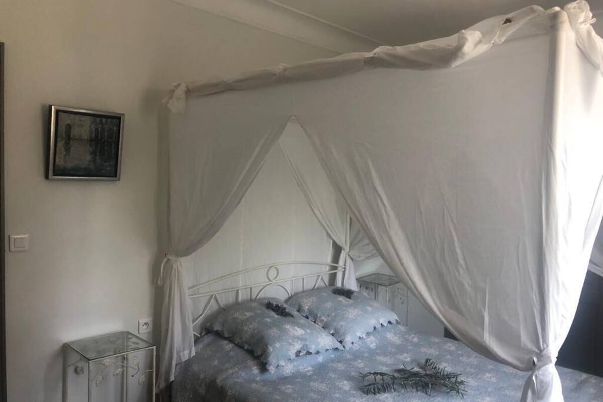 Blackout curtains, free WiFi, bed sheets