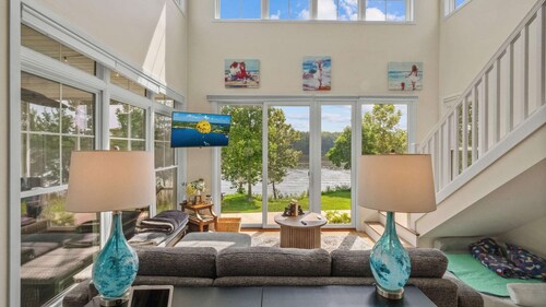 Bow Wow on The River - Waterfront/Dog Friendly Cottage