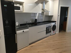 Réfrigérateur, four à micro-ondes, un four, surface de cuisson