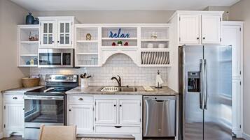 Geladeira, micro-ondas, fogão, cooktop