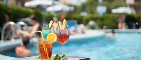 Piscine extérieure, parasols de plage, chaises longues