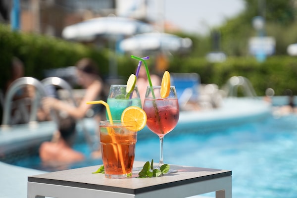 Outdoor pool, pool umbrellas, sun loungers