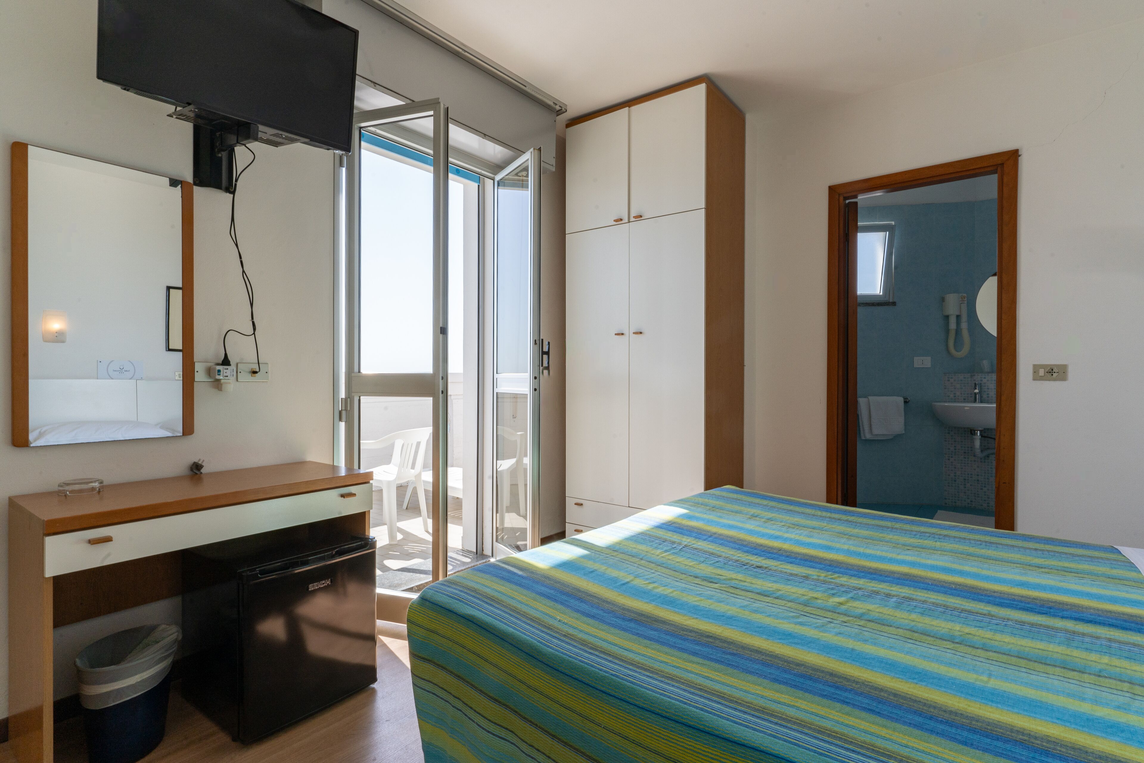 double room, 1 double or 2 single beds, sea view | 1 bedroom, minibar, desk, laptop workspace