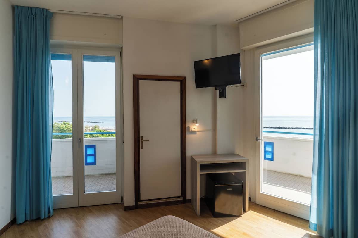 Minibar, Schreibtisch, laptopgeeigneter Arbeitsplatz