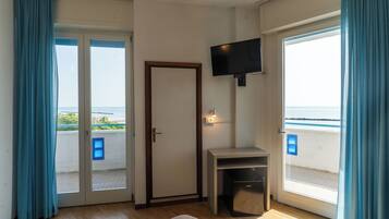 Minibar, bureau, espace de travail pour ordinateur portable