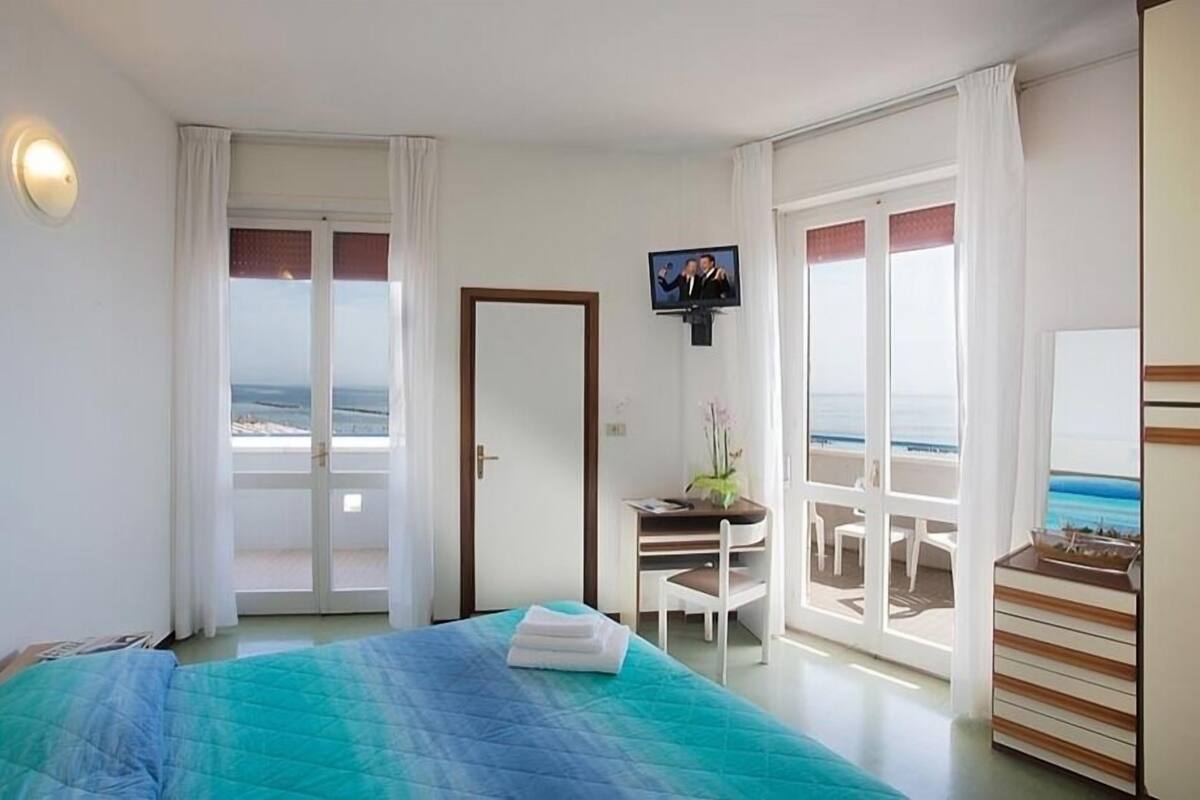 Deluxe Room | Minibar, desk, laptop workspace, blackout drapes