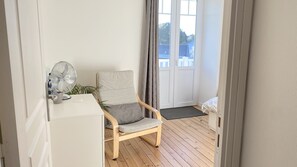 Departamento empresarial, 2 habitaciones, cocina, vista al mar | 2 habitaciones, ropa de cama de alta calidad y decoración personalizada