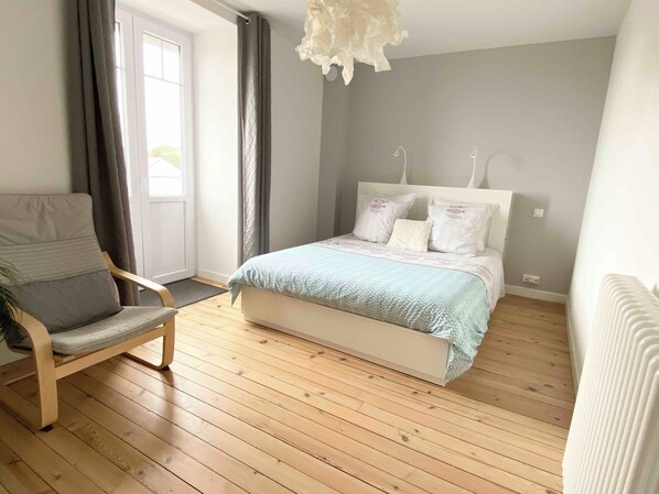 Business Apartment, 2 Bedrooms, Kitchen, Sea View | 2 bedrooms, premium bedding, individually decorated - B&B Appart Villa La Korrigane vue Mer (Binic-Etables-sur-Mer)