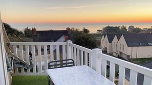 Departamento empresarial, 2 habitaciones, cocina, vista al mar | Vista desde la habitación