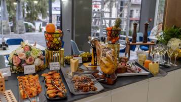 Free daily buffet breakfast