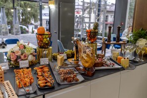 Free daily buffet breakfast