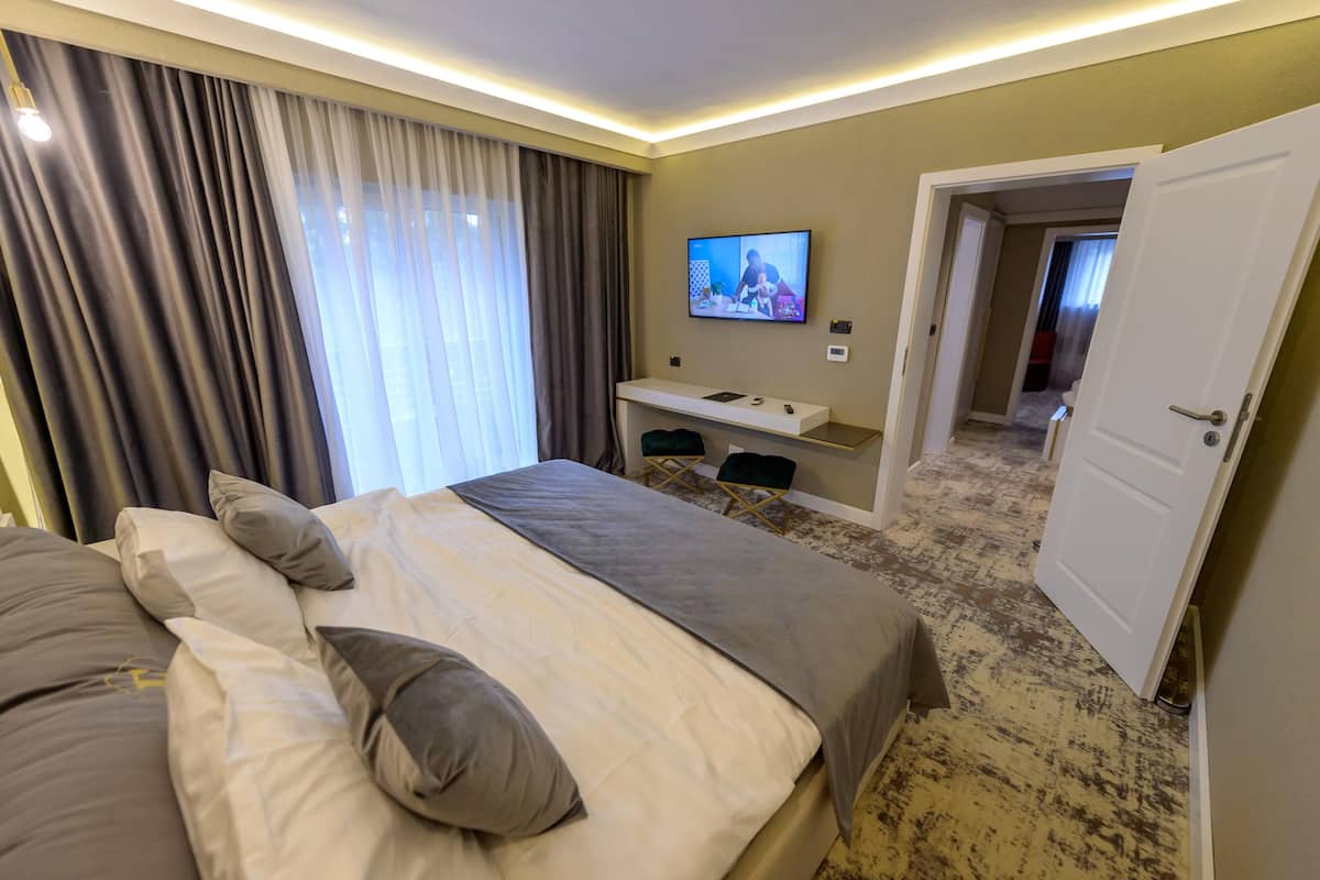 Deluxe Apartment | 1 bedroom, minibar, in-room safe, desk