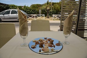 供应午��餐和晚餐，意大利菜