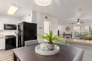 Geladeira, micro-ondas, fogão, cooktop