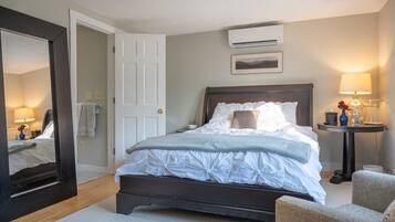 4 bedrooms, desk, iron/ironing board, WiFi