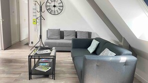 Business Apartment (Manhattan) | Living area | 90-cm flat-screen TV with cable channels