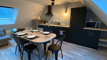 Apartamento Business (Manhattan) | Cocina privada | Frigorífico, microondas, cafetera o tetera y hervidor eléctrico