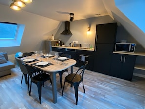 Business Apartment (Manhattan) | Private kitchen | Fridge, microwave, coffee/tea maker, electric kettle