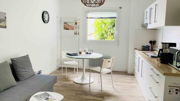 Apartamento Business (Ouessant) | Cocina privada | Frigorífico, microondas, cafetera o tetera y hervidor eléctrico