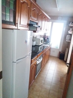 Fridge, microwave, oven, stovetop - Mar Brava apartment 3 min walk from the beach (90m2) (San Felíu de Guixols)