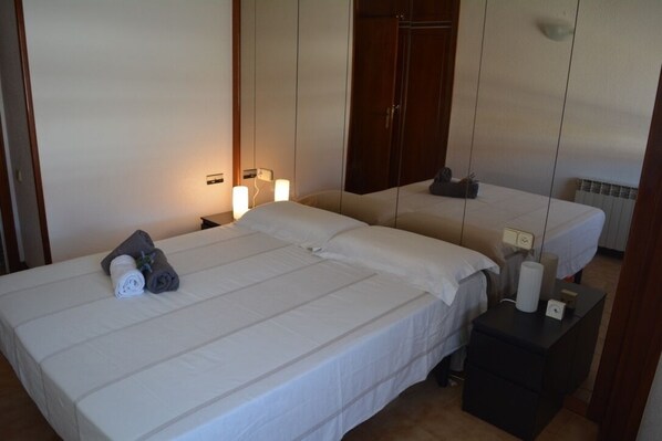 3 bedrooms, bed sheets - Mar Brava apartment 3 min walk from the beach (90m2) (San Felíu de Guixols)