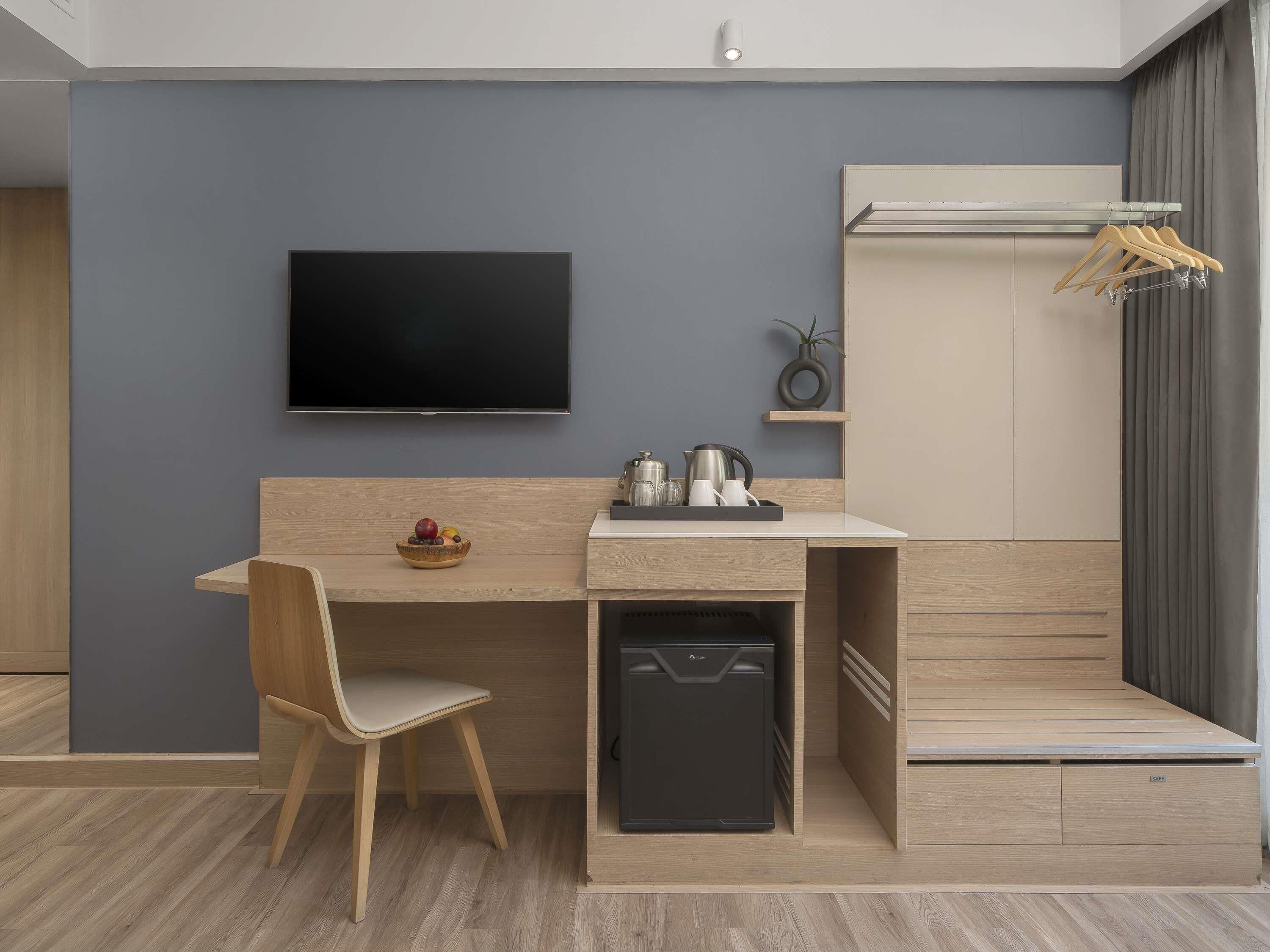 Zimmersafe, Schreibtisch, laptopgeeigneter Arbeitsplatz