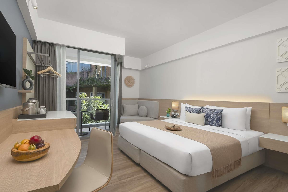 Classic Room, 1 King Bed, Balcony