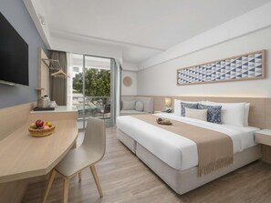 Superior-Zimmer, 1 King-Bett, Balkon, Poolblick | Zimmersafe, Schreibtisch, laptopgeeigneter Arbeitsplatz