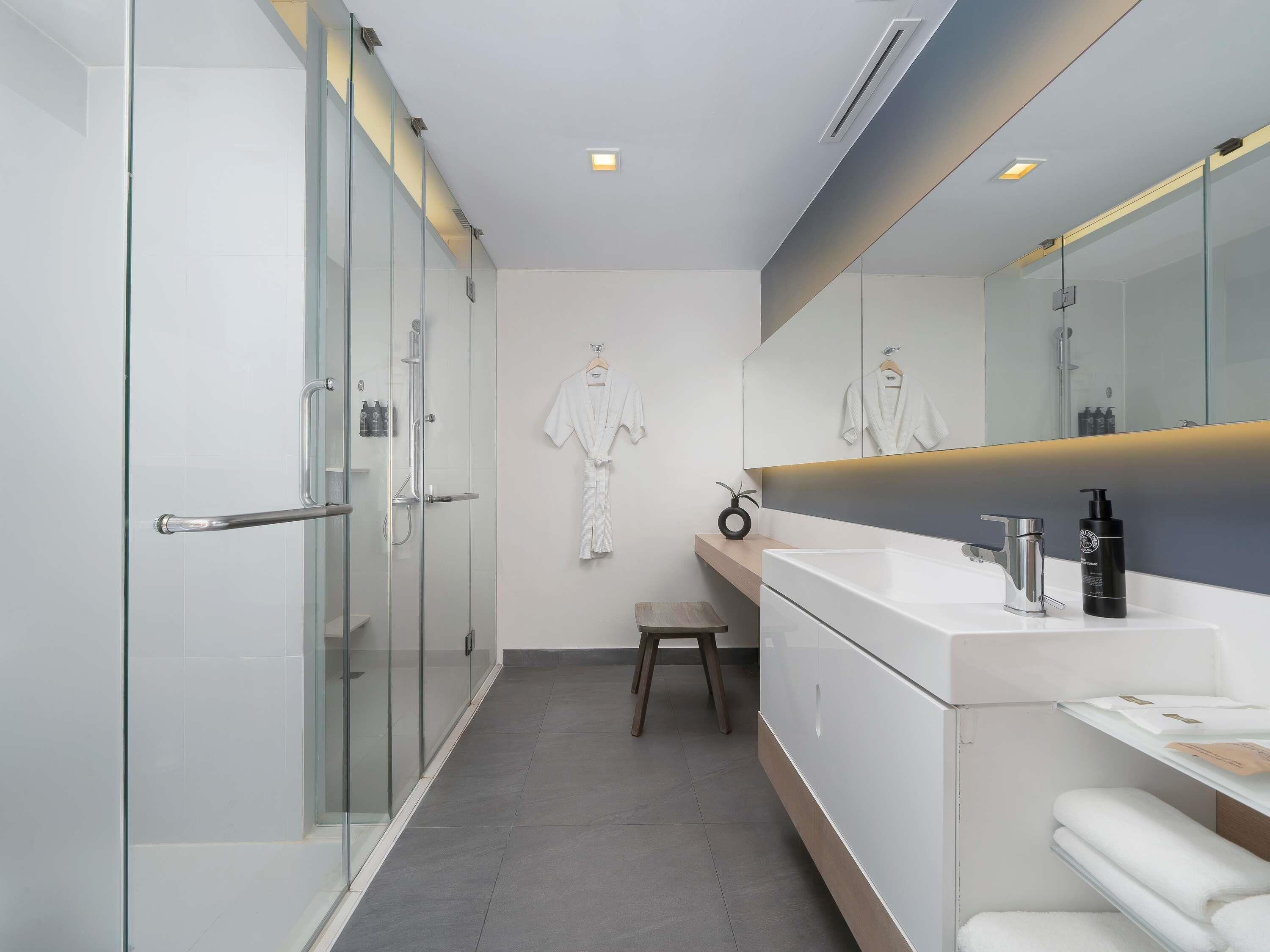 Zimmersafe, Schreibtisch, laptopgeeigneter Arbeitsplatz