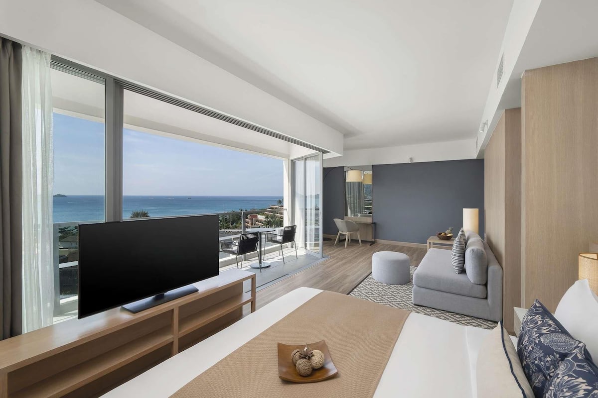 Suite, 1 King Bed, Balcony, Sea View