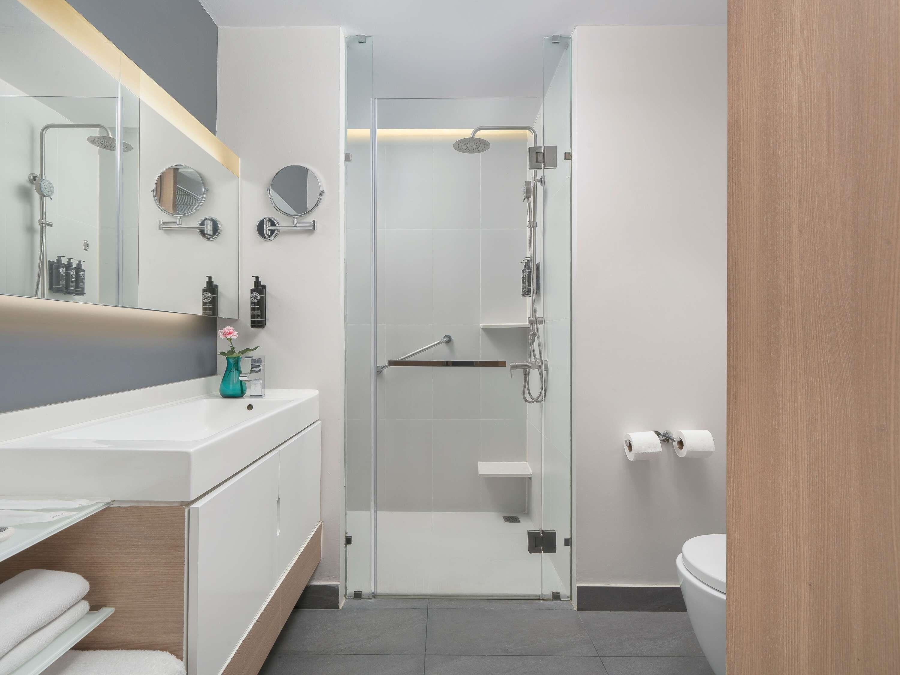 ตู้นิรภัยในห้องพัก, โต๊ะทำงาน, พื้นที่ทำงานแบบใช้แล็ปท็อป, ผ้าม่านกันแสง