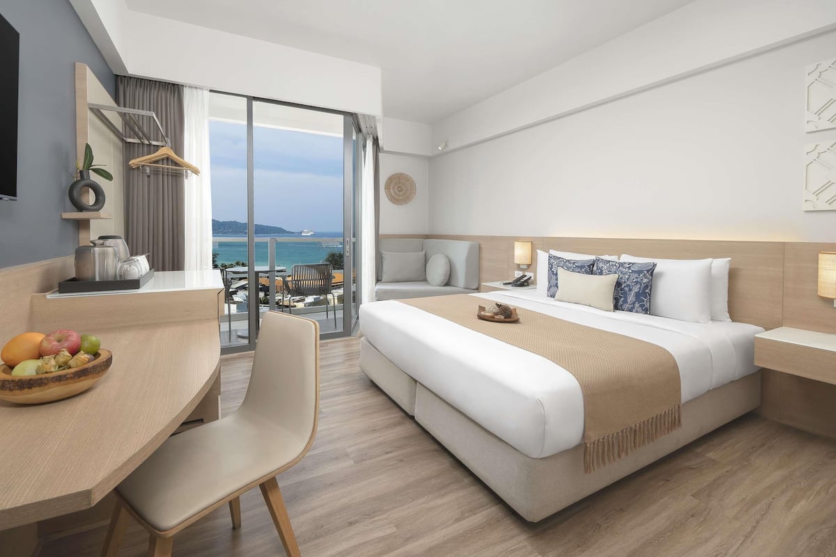 Deluxe kamer, 1 kingsize bed, balkon, uitzicht op zee | Een kluis op de kamer, een bureau, een laptopwerkplek