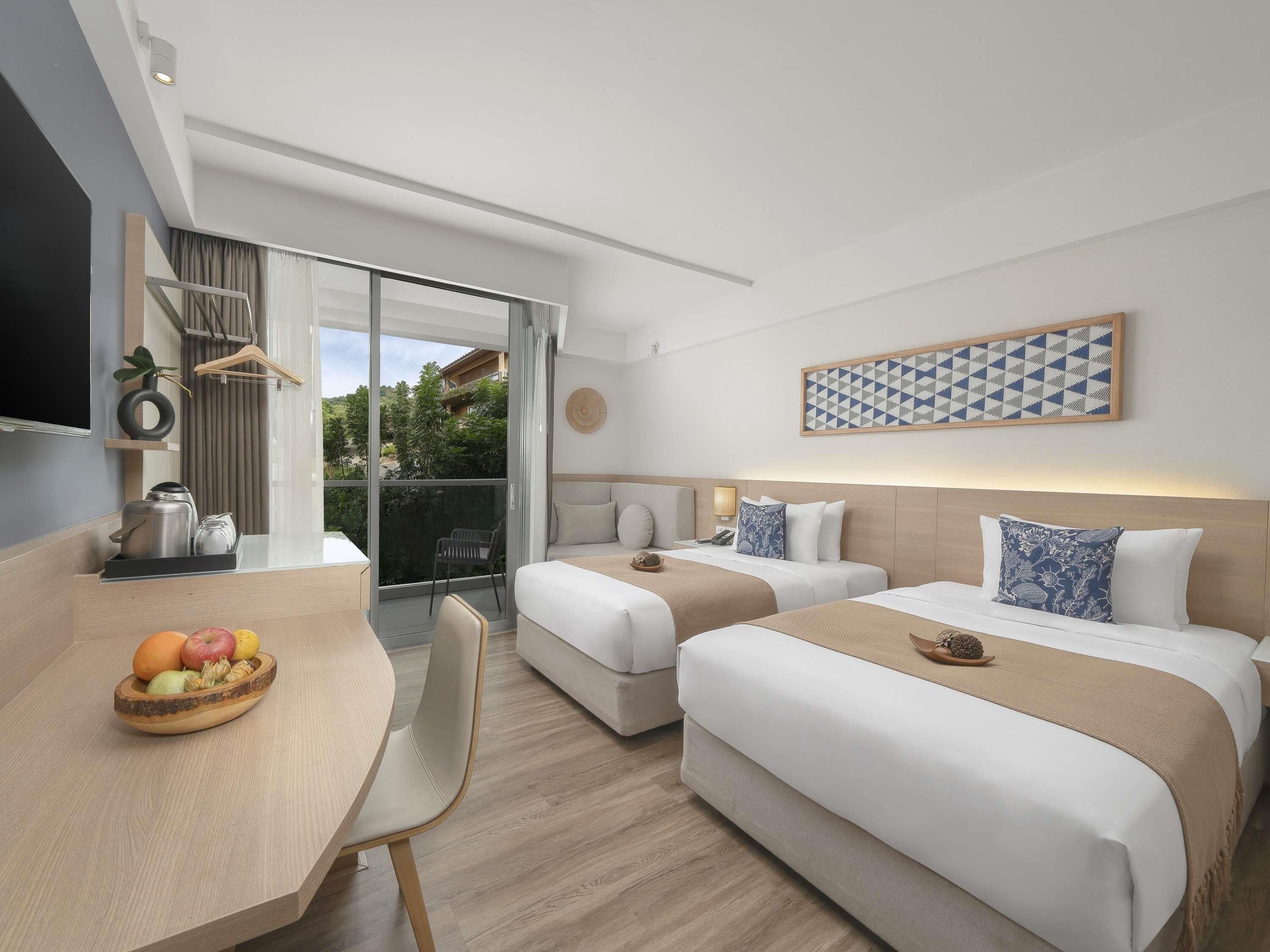 Zimmersafe, Schreibtisch, laptopgeeigneter Arbeitsplatz