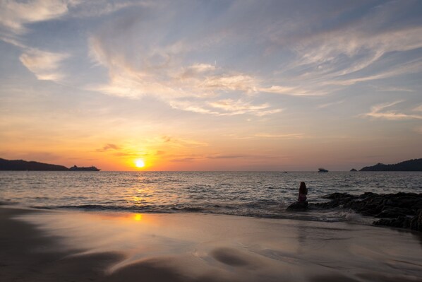 Una playa cerca, toallas de playa