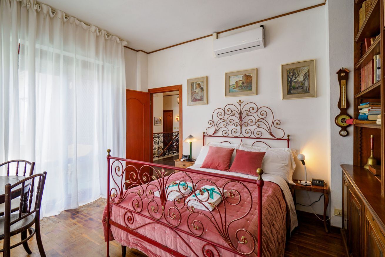 5 Schlafzimmer, Schreibtisch, Bügeleisen/Bügelbrett, Reisekinderbett