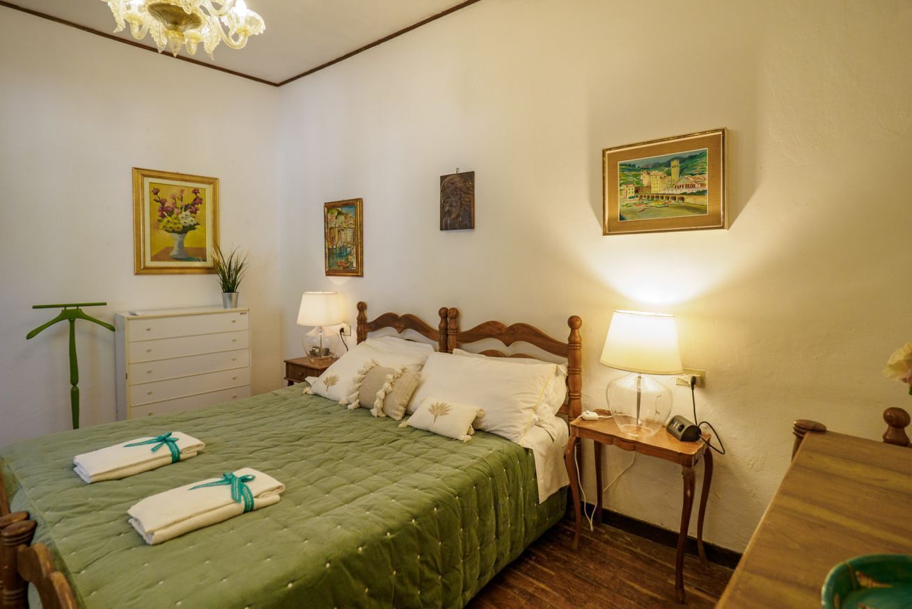 5 Schlafzimmer, Schreibtisch, Bügeleisen/Bügelbrett, Reisekinderbett