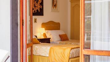 5 Schlafzimmer, Schreibtisch, Bügeleisen/Bügelbrett, Reisekinderbett