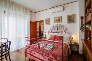 5 habitaciones, escritorio y tabla de planchar con plancha 