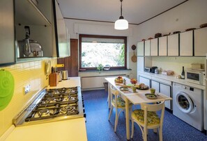 Private kitchen - Villa Tanca with AC, Terrace and Sea Views (Monterosso al Mare)