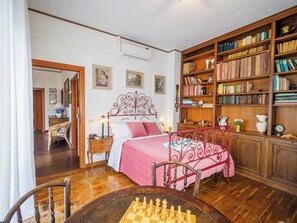 5 bedrooms, free WiFi, bed sheets