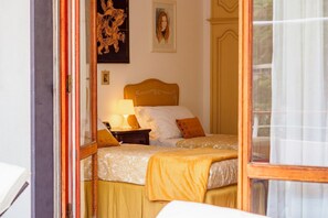 5 habitaciones, escritorio y tabla de planchar con plancha 