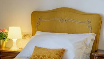 5 bedrooms, desk, iron/ironing board, travel crib