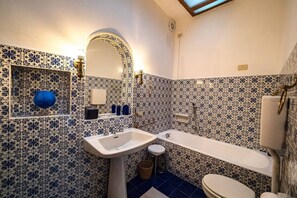 Tina con regadera, amenidades de baño ecológicas, secadora de cabello 